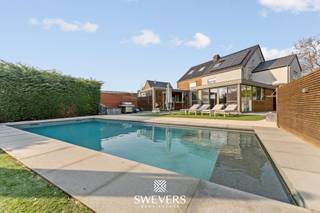 Interesse? Meer informatie op www.SWEVERS.be. - Deze ruime halfopen woning in Tessenderlo-Ham ligt in een rustige straat op een perceel van 10 are...