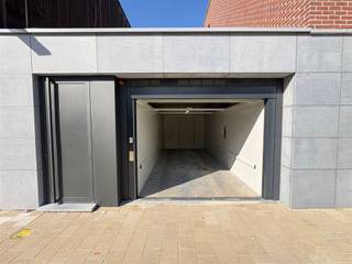 <p>Ondergrondse autostaanplaats nummer 11, te huur aan de Borsbeeksesteenweg 41 in Deurne.</p><p>De parkeerplaats is vlot bereikbaar via een autolift, die bediend wordt met een afstandsbediening. Bovendien is er de mogelijkheid om elektrisch te laden.</p><p>Huurprijs: €95 per maand, inclusief btw</p><p>Er is ook de mogelijkheid om meerdere parkeerplaatsen te huren, uiteraard aan een meerprijs. Indien u meerdere plaatsen wenst, mag u dit gerust laten weten.</p><p>Interesse of graag meer informatie? Neem gerust contact op.</p>