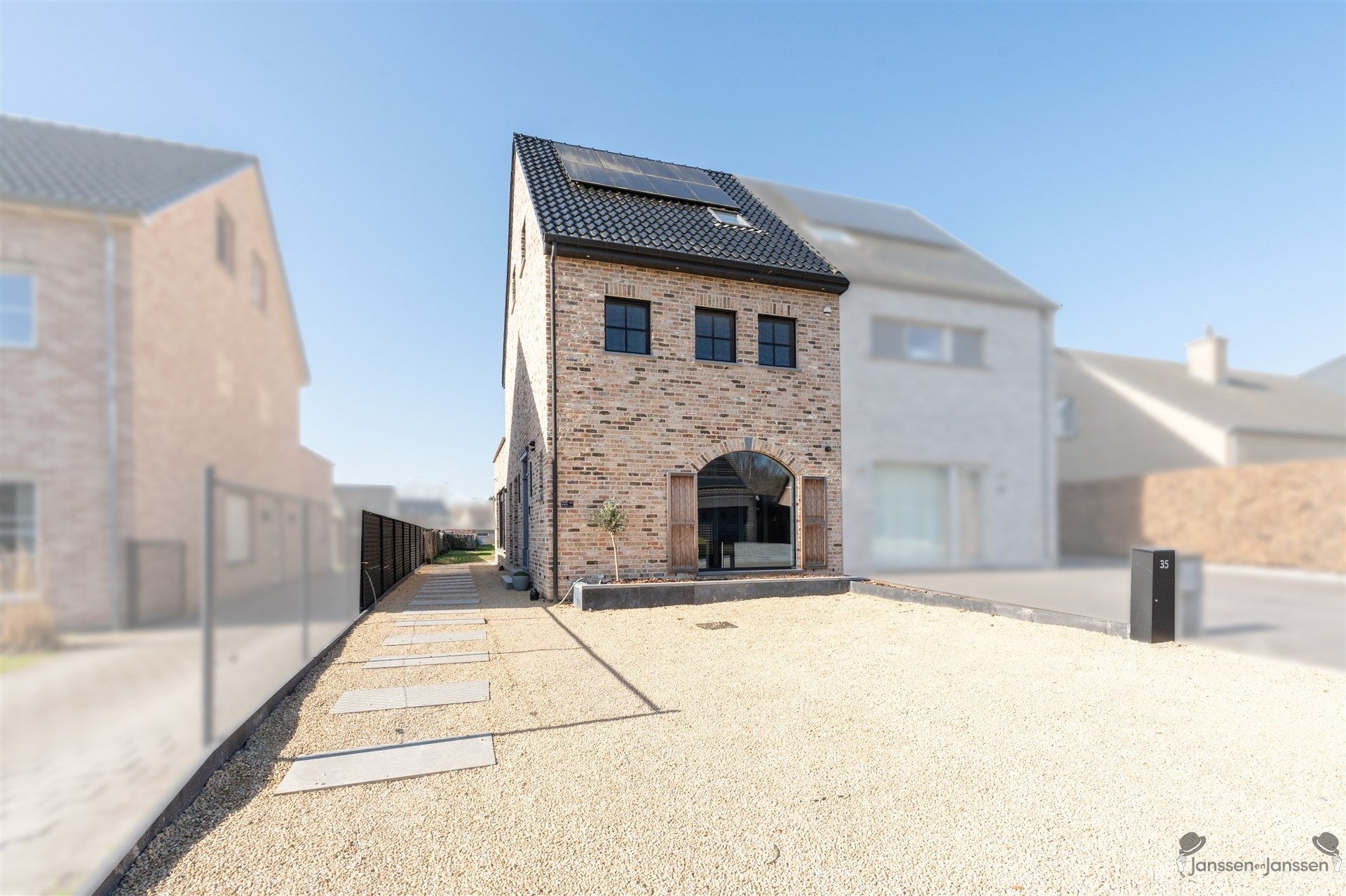 Prachtige moderne pastoriewoning met luxe afwerking, 3 slaapkamers en grote tuin op 13 are - foto 2