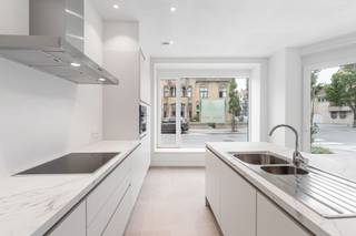 In het centrum van NIEUWPOORT bevindt zich een stijlvol, kleinschalig nieuw project vlakbij alle winkels en restaurants. De residentie bestaat uit een mix van 4 zeer mooie ruime appartementen met 3 slaapkamers en zongerichte terrassen of een TUIN voor het gelijkvloers appartement. Mogelijkheid tot aankoop van een garage in het gebouw. Gemeenschappelijke fietsenstalling met laadpaal en privatieve kelder inbegrepen in de prijs. <br /><br />De appartementen beschikken over zeer veel lichtinval en zijn ideaal geschikt voor zowel vakantie als vaste bewoning of als investering. Hoogwaardige afwerking.<br /><br />Uiterst ENERGIEZUINIG en uitgerust met warmtepomp, vloerverwarming en zonnepanelen. Verkoop onder registratie 2% of 12%. <br /><br />Prijzen vanaf 395.000 euro. Maak snel een afspraak voor een bezoek ter plaatse.