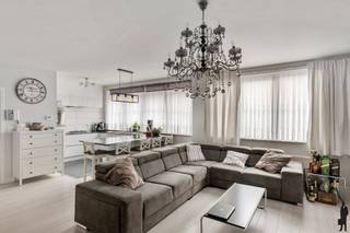 In de Lentestraat bevindt zich dit ruime en lichtrijke tweeslaapkamerappartement, gelegen in een goed onderhouden gebouw uit 2006. De woning ligt...