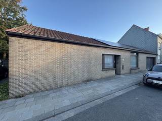 Praktijkruimte van ca. 100m² te huur in Heule. Het pand bestaat uit 2 aparte ruimtes die kan dienen als wachtzaal of apart bureel. Geschikt voor een starter in een vrij beroep of iemand die gewoon een praktische werkplek zoekt.Bent u op zoek naar een handelspand in Heule? Contacteer ons voor meer informatie of een bezoek ter plaatse op het nummer 056 21 11 11.