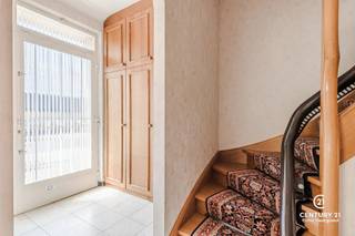 <p><strong>Karaktervolle te renoveren halfopen bebouwing op toplocatie in hartje Oud-Turnhout</strong><span></span></p>
<p>Op een steenworp van het gezellige dorpsplein van Oud-Turnhout, op wandelafstand van horeca, winkels, apotheek, slager en alle dagelijkse voorzieningen, bevindt zich deze karaktervolle halfopen bebouwing boordevol mogelijkheden. Een ideale kans voor wie een woning volledig naar eigen smaak en wensen wil renoveren.</p>
<p>Via de inkomhal met vestiaire betreedt u de woning. De woonkamer ademt nog de charme van weleer dankzij verschillende authentieke elementen en geniet, mede door de hoekligging, van een aangename natuurlijke lichtinval. Bovendien heeft u zowel zijdelings als achteraan een mooi zicht op de tuin, wat zorgt voor een open en ruimtelijk gevoel.</p>
<p>De keuken sluit aan op de praktische kelder en geeft toegang tot de achtergelegen, reeds gerenoveerde badkamer. Verder beschikt het gelijkvloers over een ruime was-/berging met rechtstreekse toegang tot de tuin.</p>
<p>Op de eerste verdieping bevinden zich drie slaapkamers. De bijzonder ruime zolder biedt tal van mogelijkheden en kan perfect dienen als extra bergruimte. Door het plaatsen van een vaste trap kan deze verdieping bovendien ingericht worden als uitbreiding van het woonvolume, met plaats voor meerdere extra (slaap-)kamers of een hobbyruimte.</p>
<p>Ook buiten biedt deze woning heel wat potentieel. Op het perceel bevinden zich een eenvoudige garage en meerdere op te frissen bergplaatsen. De tuin wordt sfeervol aangekleed door een prachtige perenboom en twee imposante bomen die zorgen voor karakter, schaduw en een aangename groene omgeving.</p>
<p><strong>Een woning met een uitstekende ligging, veel lichtinval, authentieke charme en een zee aan mogelijkheden. De ideale basis om uw eigen droomwoning te creëren in het centrum van Oud-Turnhout.</strong></p>
