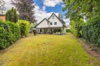 <p><span>Eigentijdse villa met vijf slaapkamers, EPC B en een afwerking die klaar is voor de toekomst</span></p><p><span>In een rustige en groene woonomgeving in Kapellen, aan de </span><span>Leeuweriklaan 12</span><span>, staat deze stijlvolle vrijstaande villa op een perceel van </span><span>674 m²</span><span>. Een woning die meteen overtuigt door haar uitstraling, haar doordachte renovaties en vooral door de ruimte die ze te bieden heeft. Met een bewoonbare oppervlakte van maar liefst </span><span>313 m²</span><span> is dit een thuis waar een gezin moeiteloos kan groeien, leven en genieten.</span></p><p><span>In 2015 werd de villa volledig met de hoogste zorg gerenoveerd én energetisch geoptimaliseerd. Dankzij onder meer </span><span>driedubbele beglazing</span><span>, een </span><span>geïsoleerde en met crepi afgewerkte gevel</span><span> en een </span><span>EPC-score B (106 kWh/m²)</span><span> combineert deze woning hedendaags wooncomfort met een lager energieverbruik. Hier koop je niet alleen vierkante meters, maar ook gemoedsrust voor de toekomst.</span></p><p><span>De ligging is minstens even aantrekkelijk. </span><span>Midden in de residentiële wijk De Sterre</span><span> is de Leeuweriklaan is een rustige straat waar wonen nog écht wonen is: weinig verkeer, veel groen en alle voorzieningen van Kapellen binnen handbereik. Scholen, winkels, openbaar vervoer en belangrijke invalswegen bevinden zich op korte afstand, terwijl je thuis geniet van rust en privacy.</span></p><p><span>Vijf slaapkamers, twee badkamers, een kelder, garage, carport, een overdekt terras en een prachtig aangelegde oprit met automatische schuifpoort maken van deze villa een woning die zich moeiteloos aanpast aan elke levensfase.</span></p><p><span> </span></p><p><span>Buitenomgeving</span></p><p><span>Aankomen in stijl, genieten in alle rust</span></p><p><span>Vanaf het moment dat de automatische schuifpoort opent, voel je dat deze woning met aandacht werd ontworpen. De verzorgde oprit biedt ruim plaats aan meerdere wagens en leidt naar zowel de garage als de carport.</span></p><p><span>Achteraan vormt het overdekte terras het verlengstuk van de leefruimte. Een plek waar lange zomeravonden vanzelfsprekend worden en waar je, ongeacht het seizoen, comfortabel buiten kunt genieten. De onderhoudsvriendelijke tuin biedt voldoende ruimte voor kinderen, huisdieren of gewoon om in alle rust tot jezelf te komen.</span></p><p><span> </span></p><p><span>Leefruimte</span></p><p><span>Licht, ruimte en een natuurlijke flow</span></p><p><span>Binnen valt meteen de royale leefruimte op, waar grote raampartijen zorgen voor een overvloed aan natuurlijk licht. De verschillende leefzones lopen harmonieus in elkaar over en creëren een aangename sfeer voor zowel gezellige gezinsmomenten als het ontvangen van gasten.</span></p><p><span>Dankzij de doordachte indeling voelt elke ruimte open, praktisch en comfortabel aan. Hier ervaar je dagelijks het gevoel van ruimte zonder in te boeten aan gezelligheid.</span></p><p><span> </span></p><p><span> </span></p><p><span>Verdieping</span></p><p><span>Plaats genoeg voor het hele gezin</span></p><p><span>De eerste verdieping biedt maar liefst </span><span>drie volwaardige slaapkamers</span><span>, waardoor elk gezinslid over een eigen plek beschikt. Ook een thuisbureau, hobbykamer of dressing behoren moeiteloos tot de mogelijkheden.</span></p><p><span>Met </span><span>twee volledig uitgeruste badkamers</span><span> verloopt ook de ochtendspits een stuk aangenamer. Comfort, functionaliteit en privacy gaan hier hand in hand.</span></p><p><span>Op de tweede verdieping zijn er nog 2 afgewerkte slaapkamers.</span></p><p><span> </span></p><p><span>Extra troeven</span></p><p><span>Sommige woningen onderscheiden zich door hun afwerking, andere door hun ruimte. Deze villa combineert beide.</span></p><ul><li><span>Vrijstaande villa op </span><span>675 m²</span><span> eigen grond.</span></li><li><span>313 m²</span><span> bewoonbare oppervlakte.</span></li><li><span>EPC B – 106 kWh/m²</span><span>.</span></li><li><span>Driedubbele beglazing.</span></li><li><span>Geïsoleerde gevel met crepi-afwerking.</span></li><li><span>Vijf slaapkamers.</span></li><li><span>Twee badkamers.</span></li><li><span>Garage én carport.</span></li><li><span>Overdekt terras.</span></li><li><span>Automatische schuifpoort en verzorgde oprit.</span></li></ul><p><span>Een instapklare gezinsvilla waar comfort, energiezuinigheid en ruimte perfect samenkomen. Een woning die vandaag alles biedt wat je verwacht, én klaar is voor morgen.</span></p><p><span> </span></p>