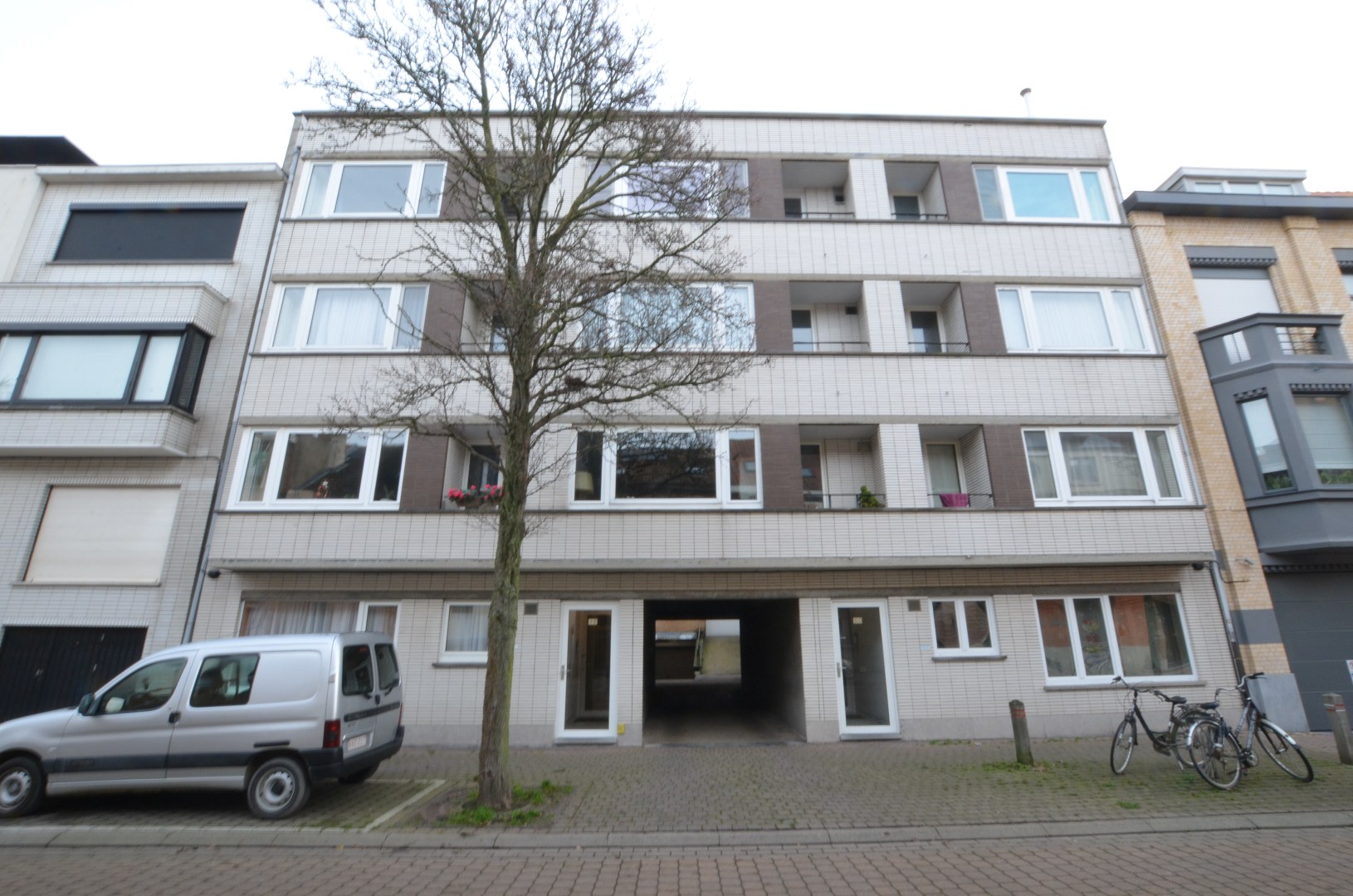 Goed gelengen garagebox nr°2 afmetingen: 2,70 breed x 5,80 diep - poort 2,50 breed x 1,98 hoog.
