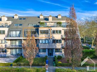 Instapklaar luxe appartement op de tweede verdieping (met lift) bestaande uit een inkomhal op authentieke blauwe hardsteen, gastentoilet,...