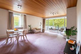 Dit appartement is gelegen op een rustige en groene locatie, met winkels, supermarkten, openbaar vervoer en belangrijke verbindingswegen in de nabije omgeving. Een absolute troef is de nabijheid van het Sint-Annabos, het Sint-Annastrand en de Scheldeboorden, waar je heerlijk kunt wandelen, fietsen en ontspannen in de natuur.<br /><br />Dit ruime hoekappartement op de tweede verdieping combineert een praktische indeling met aangename leefruimtes en beschikt over drie slaapkamers en twee badkamers. Via de inkomhal met ingemaakte kasten kom je in de ruime woonkamer, afgewerkt met tapis-plain en voorzien van een gezellige elektrische haard. Er is voldoende plaats voor een comfortabele zithoek en een aparte eethoek. Vanuit de woonkamer heb je rechtstreeks toegang tot het terras. Aansluitend bevindt zich de keuken met retro-uitstraling, afgewerkt met een tegelvloer en voorzien van de nodige uitrusting.<br />Het appartement beschikt over drie slaapkamers. De masterbedroom heeft een aansluitende dressing, terwijl de twee overige slaapkamers flexibel kunnen worden ingericht als kinder-, logeer- of werkkamer. Verder zijn er twee badkamers aanwezig. De eerste is uitgerust met een dubbele lavabo en een ligbad met douchemogelijkheid. De tweede badkamer beschikt over een inloopdouche.<br /><br />Een aparte autostaanplaats dient bij aangekocht te worden voor € 15.000.<br /><br />EPC: 207 kWh/m²<br />P-score: C G-score: B<br />stedenbouwkundige inlichtingen: in aanvraag