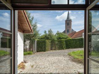 In de kern van Nukerke, in de schaduw van de kerk en midden in het pittoreske Maarkedal, ontdekt u deze uitzonderlijke eigendom. De landelijke...