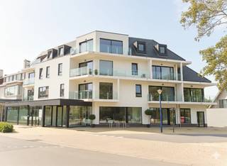 Dit modern nieuwbouw appartement te huur bevindt zich vlakbij duinengebied 'De Hoge Blekker' en op 15 minuten stappen van het strand. . Tal van sportfaciliteiten zijn aan de overkant van de straat terug te vinden. INDELING:> Eerste verdieping:- Inkomhal ;- Gastentoilet;- Lichtrijke leefruimte met toegang tot terras vooraan ;- Eetkamer met geïnstalleerde keuken voorzien van spoelbak, keramische kookplaat, dampkap, vaatwasser, combioven en frigo - praktische berging;- Slaapkamer 1; - Slaapkamer 2; - Badkamer voorzien van ligbad en wastafel ;De kelderverdieping bevat: - Gemeenschappelijke fietsenberging; - Gemeenschappelijk vuilnislokaal. TROEVEN:- Op wandelafstand van de duinen;- Energiezuinig (EPC A!);- Veel lichtinval en zonnig terras;- Staanplaats inclusiefBeschikbaar vanaf: Onmiddellijk beschikbaarGemeenschappelijke kosten: + €90,-/maandBent u geïnteresseerd in dit pand te huur in Koksijde? Ga naar de website www.dewaele.com, klik op het pand dat u wenst te huren. Via de rode knop "vraag uw bezoek aan" vragen we u kort een profiel in te vullen. Daarna nemen we contact op voor een bezoek. Telefonisch kunnen er geen afspraken gemaakt worden.