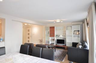 Lichtrijk duplex appartement met een ruim zuidwest gericht terras gelegen in een kleine residentie nabij het commercieel centrum en het strand. Indeling: Inkom met gastentoilet en vestiaire. Lichtrijke leefruimte uitgevend op het ruim terras zuidwest gericht achteraan . Open keuken voorzien van alle comfort . Benedenverdieping: masterbedroom met ingemaakte kasten uitgevend op het terras achteraan. Tweede volwaardige slaapkamer eveneens uitgevend op het terras achteraan. Derde slaapkamer. Aparte badkamer. Ruime wasplaats met ingemaakte kasten, voorzien voor het plaatsen van een extra douche. Fietsenberging in de residentie.