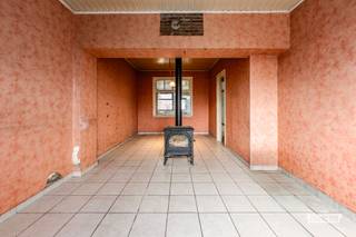 In het rustige Zwankendamme, op een steenworp van de bruisende steden Brugge, Blankenberge en Knokke-Heist, bevindt zich deze te renoveren woning met heel wat potentieel.<br /><br />De woning is gelegen op een mooi perceel van 163 m² en beschikt over een bewoonbare oppervlakte van 136 m². Dankzij de open vergezichten aan de voorzijde geniet u hier van een aangenaam gevoel van ruimte en rust.<br /><br />Op het gelijkvloers vindt u de leefruimte met aansluitende keuken, evenals de badkamer. De bovenverdieping omvat drie slaapkamers, wat tal van mogelijkheden biedt voor gezinnen of wie op zoek is naar extra ruimte.<br /><br />Bent u op zoek naar een renovatieproject dat u volledig naar eigen smaak en wensen kunt vormgeven? Dan biedt deze woning een mooie opportuniteit op een interessante locatie, met een vlotte verbinding naar de omliggende steden en de kust.<br /><br />