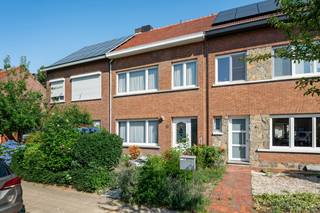 Rijwoning op 162m² in rustige woonstraat, nabij invalswegen. Inkomhal aan woonkamer in L-vorm aan leefkeuken en wasplaats/douchekamer met...