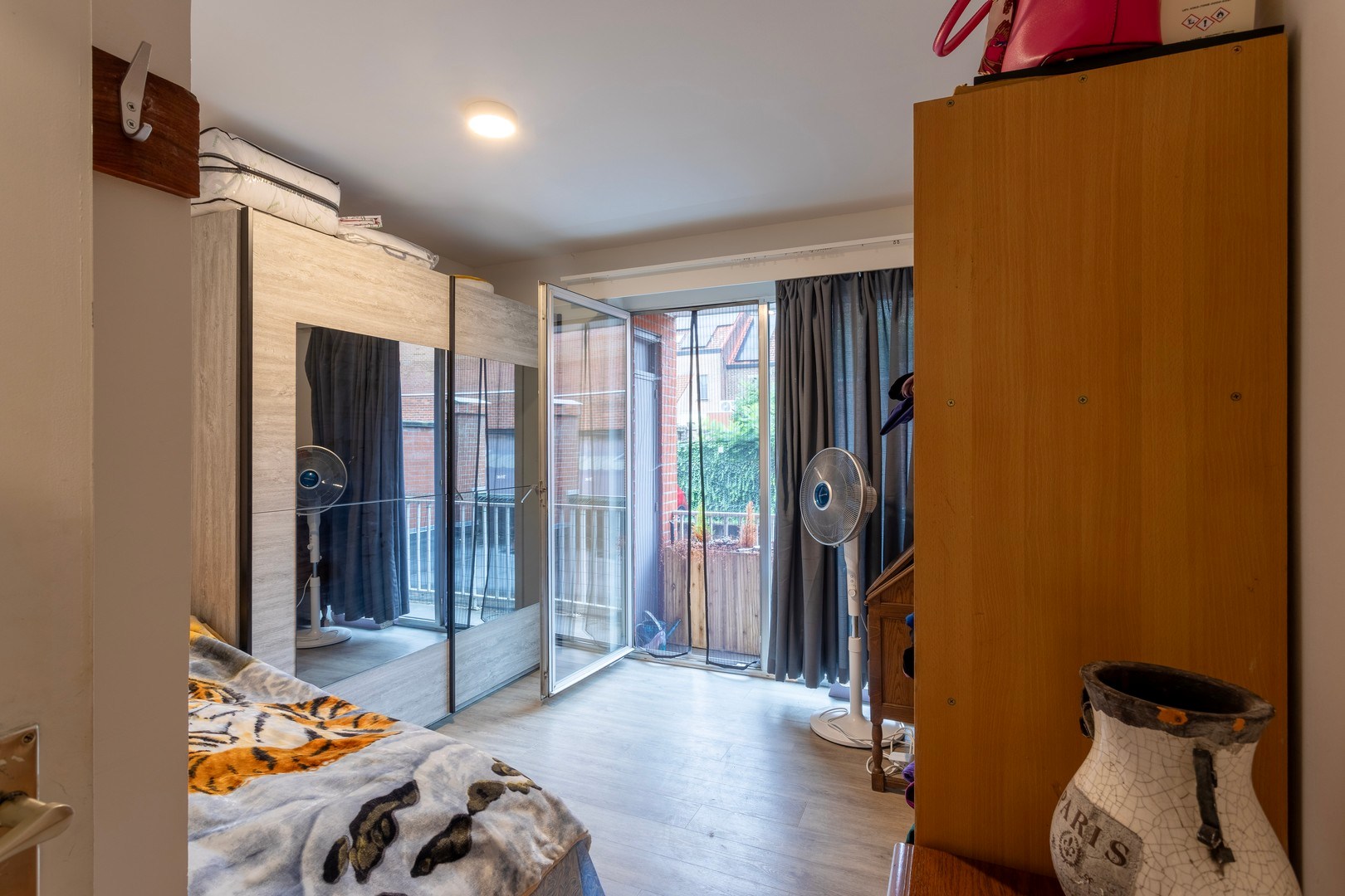 Volledig gerenoveerd twee-slaapkamerappartement in het centrum van Tielt. - foto 4