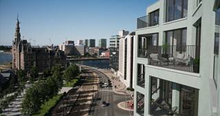 <strong>Projet résidentiel de prestige avec vue panoramique sur l'Escaut</strong><br /><br />R!VERT, faisant référence à l'imposante rivière De Schelde d'une part et à la façade verte que le projet aura d'autre part. Avec 21 appartements et 3 penthouses, répartis sur neuf étages, ce nouveau projet sur les quais est le nouveau complexe résidentiel à Anvers.<br /><br />L'ambition ? Mettre les points sur le i. Fini avec des matériaux de la plus haute qualité, soignés dans les moindres détails, et ce également en utilisant des matériaux durables.<br /><br />En plus de l'espace commercial au rez-de-chaussée, ce projet de nouvelle construction sur le Van Meterenkaai compte 24 unités résidentielles. Chaque étage sera composé de deux spacieux appartements de deux chambres de 95 m² ou 110 m² et d'un appartement d'une chambre de 50 m², chacun avec de grandes terrasses et une vue panoramique.<br />La crème de la crème : aux deux derniers étages, trois impressionnants penthouses en duplex d'une superficie de 200 m² pour les deux grandes entités et 100 m² pour la plus petite. Et là aussi les sublimes terrasses ne manqueront pas.<br /><br />Situé sur l'Escaut sur le Van Meterenkaai, à pied du MAS et des hauts lieux culinaires, à vélo le long des quais, vous vivez ici au hotspot d'Anvers !<br />Également à proximité des principales artères.<br /><br /><strong>Bref, vivre sans soucis dans un luxe sans fin où tous les appartements, sans exception, ont vue sur l'eau.</strong><br /><br />Avons-nous éveillé votre intérêt ?<br />Contactez-nous pour plus d'informations ou une visite du site.