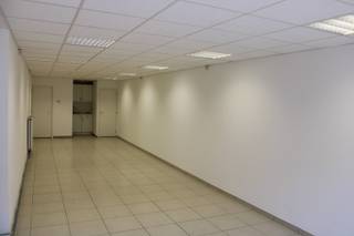 In de Stationsstraat ligt dit recent gebouwde handelspand van 58m². Het handelspand beschikt over een centrale ruimte met kitchenette, een toilet en een kelder die perfect geschikt is voor stockage van uw materialen. Het pand werd een aantal jaren geleden gebouwd en deed dienst als buurtwinkel. Door zijn eenvoudige indeling is dit pand geschikt voor bijna alle handelsactiviteiten of kan u hier zeer gemakkelijk uw burelen inrichten. <br /><br />EPC-certificaat met label B en certificaatnummer: 20210602-0002415686-KNR-1<br /><br />Stedenbouwkundige info:<br />Woongebied – bouwvergunning – geen rechterlijke herstelmaatregel of bestuurlijke maatregel opgelegd – geen voorkooprecht - geen verkavelingsvergunning. <br /><br />O-peil: niet overstromingsgevoelig<br /><br />EPC: 112 kWh/m²jaar – certificaatnummer: 20220929-0002681126-RES-1<br /><br />G-score: B<br />P-score: B