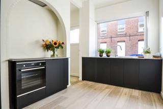 <p><span>Centraal gelegen, instapklare en energiezuinige woning met een doordachte indeling en alle hedendaags comfort. De woning omvat een inkomhal, een volledig ingerichte keuken voorzien van een inductiekookplaat, dampkap, oven, koelkast, diepvries en vaatwasser, een gezellige leefruimte, een afzonderlijk toilet en een praktische bureauruimte. Verder beschikt de woning over een ingerichte badkamer met inloopdouche en dubbele lavabo in meubel, twee slaapkamers, een wasplaats en een aangenaam terras waar u in alle rust kan genieten. EPC: 181 kWh/m²/jaar. Beschikbaar vanaf 01/10/2026. Interesse? Plan uw bezoek in via onze website!</span></p><p><span> </span></p>