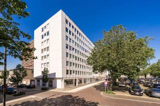 <h3><span>Op te frissen penthouse met ruim terras in het hart van Wilrijk</span></h3><p><span>Bent u op zoek naar een penthouse met potentieel, een centrale ligging én een uitzonderlijk ruim dakterras? Dan is dit appartement op de bovenste verdieping zeker een bezoek waard.</span></p><p><span>Via de inkomhal komt u terecht in de lichtrijke woonkamer, die dankzij de grote raampartijen geniet van een aangename lichtinval. Aansluitend bevindt zich de praktische keuken.</span></p><p><span>Via de nachthal bereikt u de twee slaapkamers, de badkamer, het afzonderlijke toilet en de technische berging. De indeling biedt een uitstekende basis voor wie het appartement graag naar eigen smaak wenst op te frissen.</span></p><p><span>De absolute troef van dit appartement is zonder twijfel het ruime, zuidgerichte dakterras van ca. 34 m², waar u in alle rust kan genieten van de zon en een open uitzicht over de omgeving. </span></p><p><span>Met een bewoonbare oppervlakte van ongeveer 77 m² biedt dit penthouse een aangename woonbeleving op een centrale locatie. </span></p><p><span>Dankzij de uitstekende ligging bevinden winkels, scholen, openbaar vervoer en belangrijke invalswegen zich op korte afstand. Bovendien beschikt het gebouw over een gemeenschappelijke fietsenberging en is er de mogelijkheid om een garage onder het gebouw te huren. </span></p><p><span>Vraagprijs: € 245.000</span></p><p><span>Een interessante opportuniteit voor starters, investeerders of kopers die op zoek zijn naar een penthouse met een ruim terras en tal van mogelijkheden op een toplocatie in Wilrijk.</span></p>