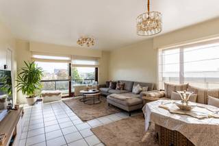 <p><span>Bent u op zoek naar een ruim appartement met terras en garage? Wij bieden u dit aangename appartement met drie slaapkamers te Sint-Agatha-Berchem. </span><span>Gelegen aan het Dr. Schweitzerplein geniet dit appartement van een uitstekende ligging. Winkels, scholen en openbaar vervoer (bus en metro) bevinden zich op wandelafstand. Met de wagen bereikt u bovendien vlot de autostrade in Groot-Bijgaarden.</span></p>
<p><span>Kortom, een ideale woning voor wie op zoek is naar ruimte, comfort en een goede bereikbaarheid!</span></p>
<p><span>Eerder op zoek naar een interessante investering? Het appartement is momenteel verhuurd aan € 1.370 per maand, waardoor u vanaf de aankoop meteen over een verhuurd appartement beschikt.</span></p>
<p><span><strong>Indeling</strong></span></p>
<p><span>We komen binnen in de inkomhal, voorzien van een gastentoilet. Deze leidt ons naar de ruime en lichtrijke woonkamer, die dankzij de grote raampartijen geniet van veel natuurlijk licht. Vanuit de woonkamer heeft u rechtstreeks toegang tot het terras, waar u heerlijk kunt genieten van het prachtige uitzicht.</span></p>
<p><span>Aansluitend vinden we de keuken en een praktische berging/wasruimte.</span></p>
<p><span>De nachthal brengt ons vervolgens naar drie ruime slaapkamers, een douchekamer, een tweede toilet en een badkamer met ligbad.</span></p>
<p><span>Tot slot beschikt het appartement over een ondergrondse garagebox, wat zorgt voor extra comfort en parkeergelegenheid.<br /><br />Interesse? Maak vandaag nog een afspraak! <br />info@impromove.be - 02 887 80 56</span></p>