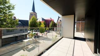 Welkom in residentie ’t Streutje, een kleinschalig project in het hart van Diepenbeek, tegenover het gemeentehuis en het Marktplein. Winkels, horeca en alle dagelijkse voorzieningen bevinden zich op wandelafstand.<br /><br />Dit appartement op de tweede verdieping beschikt over een inkomhal met gastentoilet, een ruime leefruimte met open keuken en berging, drie slaapkamers, twee badkamers en een zonnig terras.<br />Daarnaast geniet je van modern wooncomfort dankzij vloerverwarming, ventilatiesysteem D en privé zonnepanelen. Twee privé parkeerplaatsen en twee buitenbergingen zijn inbegrepen.<br /><br /><strong>Troeven</strong>:
<ul>
	<li>Centrale ligging in hartje Diepenbeek</li>
	<li>3 slaapkamers</li>
	<li>2 badkamers</li>
	<li>Ruim terras</li>
	<li>Privé parkeerplaats en buitenberging</li>
</ul>
Plan vandaag nog je bezoek en ervaar zelf het comfort van deze gelijkvloerse woning in Diepenbeek. Stel je kandidaat via onze website via de knop "ik ben kandidaat". <br /><br />Wil je weten wat jouw woning waard is? Contacteer ons via info@optie-m.be
