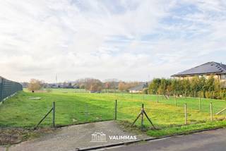 VALIMMAS verkoopt deze prachtig gelegen grond in woongebied, 08 are 63 ca groot, en ideaal georiënteerd naar het zuidwesten !...