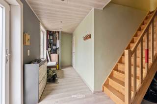 In de rustige Molenhoekstraat te Meerdonk bevindt zich deze ruime open bebouwing met een prachtig open zicht op de polders. De woning combineert ruimte, licht en flexibiliteit en is ideaal voor wie op zoek is naar een woning in een groene omgeving.<br /><br />Je komt binnen via de inkomhal, die toegang geeft tot de lichtrijke leef- en eetruimte met grote raampartijen en aangenaam zicht op de tuin. Aansluitend bevindt zich de open, volledig geïnstalleerde keuken met extra eethoek.<br /><br />Op de verdieping bevinden zich drie ruime slaapkamers en een badkamer. Daarnaast wordt er beneden momenteel een tweede badkamer voorzien, die nog niet zichtbaar is op de huidige foto’s – een extra comforttroef voor grotere gezinnen of gecombineerd wonen.<br /><br />Naast de hoofdwoning bevindt zich een ruim bijgebouw dat beschikt over: een eigen keuken, badkamer, gastentoilet, eigen verwarming en elektriciteit<br /><br />Buiten geniet je van een grote tuin en terras die momenteel volledig opnieuw werden aangelegd, waardoor je meteen kan genieten van een verzorgde en hedendaagse buitenruimte. De oprit achter de poort biedt plaats aan drie wagens. Het open polderzicht en de nabijheid van fiets- en wandelroutes maken deze ligging extra aantrekkelijk.<br /><br />Troeven:<br />•	Open bebouwing in rustige, groene omgeving<br />•	4 slaapkamers<br />•	Nieuwe aanleg van tuin en terras<br />•	Tweede badkamer in aanleg (beneden)<br />•	Riant bijgebouw <br />•	Ruime parkeermogelijkheden<br />•	EPC C – geen renovatieplicht<br /><br />Op zoek naar een ruime woning op een uitzonderlijke ligging?<br />Contacteer ons via 052 46 38 03 voor meer informatie of een bezoek.<br /><br />