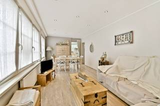 Bent u op zoek naar een compacte, praktische woning volledig op het gelijkvloers? Dan is deze charmante hoekwoning zeker een bezoek waard. Via de inkomhal betreedt u de woning, die volledig gelijkvloers is ingericht. De aangename leefruimte vormt het hart van de woning en sluit naadloos aan op de keuken. Verder beschikt de woning over een afzonderlijk toilet, een technische ruimte en een badkamer met douche en lavabo.<br /><br />De woning telt twee volwaardige slaapkamers, die eveneens kunnen worden ingericht als bureau, hobbyruimte of dressing. Verder bevindt er zich een praktisch terras.<br /><br />Met een EPC-score van 513 kWh/m² (energielabel F) geldt er een renovatieverplichting. Door het isoleren van het dak kan de energiescore aanzienlijk worden verbeterd, met potentieel om een C-label te behalen.<br />Interesse? Neem contact met ons op voor meer informatie of een bezoek ter plaatse.<br /><br />EPC: 513 kWh/m² - UC: 3892552 ~ Vg, Wg, Gvkr, Gvv, Gmo ~ Ref. MI24839