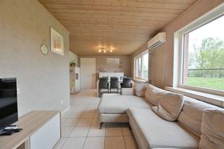 <p>Zeer rustig gelegen woning met achterliggend agrarisch verzicht in een straat met nauwelijks verkeer. Goed gelegen met gunstige verbinding naar Heist centrum, Lier en bij uitbreiding Mechelen.<br /><br />Deze woning laat volledig gelijkvloers wonen toe.<br />U betreedt de woning via de inkomhal met vestiaire kast. Gezellige woonkamer en nieuwe keuken uitgerust met alle toestellen en comfort. Badkamer voorzien van ligbad met douche optie, lavabomeubel en toilet. 3 slaapkamers zijn voorzien. Gastentoilet. Praktische ruime wasplaats en berging. Tweede zij ingang.<br />De zolder is bereikbaar via valtrap en biedt extra berging mogelijkheden.<br /><br />De woning werd volledig opgefrist.<br /><u>Troeven</u>:<br />- prachtig agrarisch, groen verzicht<br />- recente gasbrander 2019 en 2 airco units<br />- 19 zonnepanelen<br />- nieuwe PVC ramen hoogrendement dubbel glas 2022 met rolluiken<br />- Vernieuwde binnendeuren<br />- nieuwe keuken uitgerust met alle toestellen<br />- Elektriciteit conform gekeurd in 2024<br />- EPC D, geen renovatieverplichting<br /><br />Het perceel is volledig omheind en afgesloten. Vooraan veel parkeergelegenheid. Achteraan is de woning ook bereikbaar via brede doorgang.<br />De tuin biedt een mooi aangelegd terras met verzorgd overkapt terras. Praktische tuinberging.<br /><br />Kom snel deze parel ontdekken en laat u charmeren tijdens een bezoek.<br />Contacteer Dupont Vastgoed voor meer info op 015 15 15 15<br /><br /> </p>