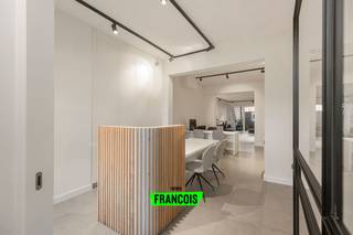 Op een uiterst zichtbare locatie in Brugge bevindt zich dit recent gerenoveerde handelspand.Het pand werd recent volledig en met zorg gerenoveerd en...