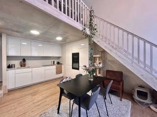 Lichtrijk en modern appartement gelegen op de gelijkvloerse verdieping. <br />Het appartement heeft een ruime leefruimte en een prachtige vide die zorgt voor extra hoogte en sfeer.<br />Een open keuken, volledig geïnstalleerd. Apart gastentoilet en een nette badkamer met lavabo en douche.<br />Perfect voor wie houdt van een open, stijlvolle woonbeleving 🌿<br /><br />🏠 Kenmerken <br />✔️ 1 slaapkamer<br />✔️ Vide met open, ruimtelijk gevoel<br />✔️ Grote leefruimte met veel lichtinval<br />✔️ Moderne afwerking<br />✔️ Instapklaar & netjes onderhouden<br />✔️ Mogelijkheid tot huur van een autostaanplaats in het gebouw 🚗<br />✔️ EPC Label B<br /><br />💰 Huurprijs €1.050 / maand+ Algemene kosten: €120 / maand. <br />Nutsvoorzieningen zijn individueel. <br />Parking optioneel bij te huren.<br /><br />📅 Vrij vanaf 4 november 2026<br /><br />📍 Voor wie? <br />Ideaal voor singles, koppels of wie een moderne, open woonstijl zoekt met extra comfort.<br /><br />📞 Interesse of een bezoek plannen? <br />Contacteer ons via 03/203.02.02 of immo@sidimex.be.<br />Wij ontvangen je met de glimlach 🤍<br /><br />#Sidimex #TeHuurAntwerpen #AppartementTeHuur #Vide #ModerneWoning #Instapklaar #Bijonszituvastgoed