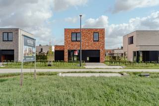 In de ‘Eggerstraat’, net buiten de dorpskern van Oostmalle bouwt Danneels deze stijlvolle open bebouwing op het lot 12. Het perceel is 630 m² groot en is rustig gelegen, achteraan de nieuwe buurt.<br /><br />Deze vrijstaande woning in moderne bouwstijl heeft een doordachte indeling. Met o.m. een lichtrijke open ingedeelde leefruimte, een volledig ingerichte keuken en badkamer, 3 ruime slaapkamers, dressingruimte in de master, een garage, oprit, terras én een mooie omheinde tuin. <br /><br />De woning wordt heel energiezuinig en is uitgerust met een geothermische warmtepomp, vloerverwarming, zonnepanelen en een ventilatiesysteem met warmterecuperatie. <br /><br /><span>We werken jouw nieuwe thuis sleutel-op-de-deur voor je af. Jij kiest jouw keuken- en badkamerinrichting, de vloer- en wandtegels uit bij onze projectpartners. Onze klantenbegeleider staat voor je klaar tijdens het hele realisatietraject. </span>