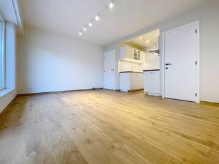 Découvrez ce studio récemment entièrement rénové à Bredene, situé dans un petit immeuble calme. Grâce à la pompe à chaleur moderne, vous pouvez profiter d'un espace de vie confortable et économe en énergie tout au long de l'année.<br /><br />Ce studio prêt à emménager est situé dans un endroit très calme, à deux pas des dunes, de la plage et de magnifiques sentiers de randonnée et pistes cyclables. Idéal pour ceux qui aiment la nature, la détente et l'atmosphère côtière typique de Bredene. De plus, les commerces, les transports en commun et les équipements quotidiens sont facilement accessibles.<br /><br />Les avantages de ce studio à Bredene :<br />-Entièrement rénové avec des matériaux de qualité<br />-Économe en énergie grâce à la pompe à chaleur<br />-Petit bâtiment calme<br />-Près des dunes, de la plage et de la nature<br />- Salle de bain moderne<br />- Salon lumineux et confortable <br />- Cuisine moderne<br /><br />Ce studio est parfait pour ceux qui recherchent une combinaison de paix, de confort et d'un emplacement privilégié en bord de mer.<br /><br />Intéressé par ce studio à louer à Ostende ?<br />Naviguez sur www.dewaele.com, trouvez la propriété et cliquez sur le bouton rouge « Demandez votre visite ». Remplissez brièvement votre profil et nous vous contacterons pour une visite. Attention : aucun rendez-vous ne peut être pris par téléphone.<br />Demandez une visite<br />