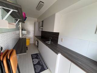 Dit volledig gemeubelde appartement met 2 slaapkamers beschikt daarnaast ook over een praktische indeling en een klassieke inrichting. De maandelijkse huurprijs bedraagt € 1.100, aangevuld met een voorschot van € 50 per maand voor de algemene onkosten en € 75 per maand voor de verwarming. Daarnaast is er een garagebox die verplicht mee gehuurd dient te worden voor € 100 per maand. Het appartement is beschikbaar vanaf 01/10/2026. Ben je geïnteresseerd in dit pand te huur in Oostende? Ga naar de website www.dermul.be, klik op het pand dat je wenst te huren. Via de knop "ik heb interesse" vragen we u kort een profiel in te vullen. Daarna nemen we contact op voor een bezoek. Telefonisch kunnen er geen afspraken gemaakt worden.