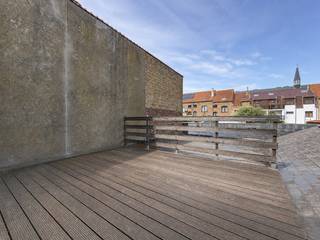 Bien immobilier polyvalent bénéficiant d'une excellente visibilité, situé dans la rue commerçante de Nieuport-Ville, à quelques pas de la Grand-Place.<br />Le bâtiment comprend un vaste rez-de-chaussée commercial de pas moins de 163 m² et trois appartements d'une chambre chacun. Toutes les unités sont actuellement louées sur une base annuelle, ce qui vous permet de bénéficier d'un revenu locatif stable dès le premier jour.<br />La combinaison d'un espace commercial bénéficiant d'un emplacement exceptionnel et de trois logements loués garantit un rendement attractif. Grâce à la configuration actuelle, vous bénéficiez des revenus locatifs, ce qui fait de ce bien un investissement solide dans un emplacement de choix au cœur de Nieuport-ville.<br /> 