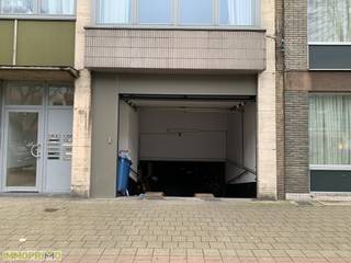 Goed gelegen autostaanplaats in de ondergrondse garage gelegen Luitenant Lippenslaan 35 te 2140 Borgerhout. Autostaanplaats nr 1,2 zijn bereikbaar via een afstandbediening van een automatische garagepoort. De huurprijs per staanplaats bedraagt 90,00 euro of 175,00 euro per maand voor beide staanplaatsen samen. De gemeenschappelijke kosten bedragen 5,00 euro per staanplaats per maand als voorschot op de elektriciteit en onderhoud van het garagecomplex. <br /><br />Te bezichtigen na afspraak via ons kantoor op het nummer 03/366.10.66. Onmiddellijk beschikbaar met een opzegperiode van 1 maand. 