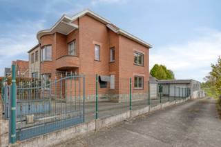Ruimte, mogelijkheden en wonen/werken perfect gecombineerd...dit is geen doorsnee eigendom.<br />Deze unieke eigendom omvat een indrukwekkende loods van ca. 550 m² in combinatie met een zeer ruime woning. Ideaal voor zelfstandigen, ondernemers of wie op zoek is naar aanzienlijke opslag- of werkruimte aan huis.<br />De loods is perfect geschikt als werkplaats, atelier of opslagruimte.<br />De woning beschikt over vier zeer ruime slaapkamers en biedt tal van mogelijkheden om ze volledig naar eigen smaak in te richten. De ramen en deuren werden reeds vernieuwd, wat bijdraagt aan het wooncomfort. Daarnaast zorgt o.a. het elektrisch hek voor extra veiligheid en privacy.<br />Kortom, een zeldzame opportuniteit voor wie op zoek is naar veel ruimte en flexibiliteit, met de mogelijkheid om wonen en werken naadloos te combineren. Een uniek pand in de streek dat zeker uw aandacht verdient.