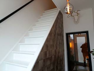 <strong>Kortrijk - Zeer verzorgde instapklare woning met tuin te koop.</strong>
<p>Op zoek naar een woning waar u meteen kunt intrekken? Deze uiterst verzorgde instapklare woning met tuin combineert comfort, ruimte en een hoogwaardige afwerking.</p>

<p>Bij het binnenkomen wordt u verwelkomd in een nette inkomhal. De gezellige leefruimte sluit naadloos aan op de moderne, volledig uitgeruste keuken. De luxueus vernieuwde badkamer (5 jaar geleden gerenoveerd) is een echte blikvanger en beschikt over een professionele hammam voor ultieme ontspanning.</p>

<p>Op de <u>eerste verdieping</u> bevinden zich twee ruime slaapkamers, waarvan één met een praktische dressing. De geïsoleerde zolder op de <u>tweede verdieping</u> biedt de mogelijkheid om eenvoudig een extra slaapkamer of hobbyruimte te creëren. Daarnaast beschikt de woning over een droge kelder.</p>
<strong>Troeven:</strong>

<ul><li>Instapklaar en recent volledig herschilderd</li><li>Luxueuze badkamer met professionele hammam</li><li>LED-verlichting in de volledige woning</li><li>Waterverzachter</li><li>Conforme elektriciteitskeuring</li><li>Geïsoleerde zolder met uitbreidingsmogelijkheden</li><li>Droge kelder</li><li>Gezellige tuin</li></ul>
Een woning die kwaliteit, comfort en potentieel perfect combineert.