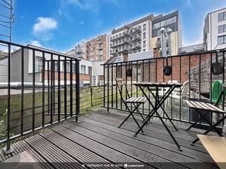 Super <strong>centraal </strong>gelegen <strong>GEMEUBELD</strong> appartement (ca.70m²) met terras en privé daktuin van ca.37m². Op wandelafstand vindt u het Stadspark, Centraal Station en tal van winkels en restaurants. <br /><br /><strong>Indeling:</strong> Leefruimte op parketvloer met veel lichtinval. Via de grote ramen ga je naar het overdekt terras en aanliggende daktuin (ca.30m²). Een open volledig ingerichte keuken (incl. vaatwasser en oven). Ruime aparte berging. Badkamer met ligbad en regendouche, afgescheiden toilet en berging met een combi was-/droogmachine. Een aparte slaapkamer voorzien van ingebouwde dressing.<br /><br /><strong>Bijzonderheden: </strong>
<ul>
<li>Privé kelderberging. </li>
<li>Huren op vennootschap mogelijk.</li>
<li>Ondergrondse autostaanplaats apart beschikbaar.</li>
<li><span>Alg. kosten €110,- of ALL-IN formule mogelijk.</span></li>
</ul>
