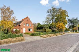 Te moderniseren woonst op een prachtige locatie.<br />Deze woning van 1958 biedt u tal van mogelijkheden, omgeven door groen en in een doodlopende straat.<br /><br />De woning werd doorheen de jaren reeds wat gemoderniseerd, zo is de badkamer op het gelijkvloers reeds onder handen genomen en beschikt de straatzijde reeds over dubbele beglazing in pvc.<br />Indeling: inkomhal, lichte eet- en leefruimte met houtkachel, keuken, apart toilet, wasplaats en badkamer. Aansluitend aan de keuken komen we in de gezellige veranda die beschikt over dubbele beglazing.<br />Op de eerste verdieping hebben we twee grote slaapkamers, een bijkeuken met toilet en een extra kamer dat kan dienen als bergruimte. Verder vinden we nog twee op elkaar volgende kamers boven de garage die kunnen dienen als bureauruimte, extra slaapkamer, dressing,....<br />Tot slot beschikt deze woning over een charmante en diepe tuin en voldoende opslagruimte voor tuinmaterialen.<br /><br />Wenst u graag meer info of een bezoek aan dit pand? Contacteer IMMO SP op het nummer 014/51.95.00 of via caro@immosp.be