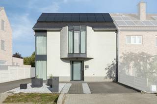 Welkom in de Sint-Jansstraat 9 te Kuringen, hier bevindt zich deze prachtige, recente woning uit 2017. <br />Met een bewoonbare oppervlakte van 184 vierkante meter op een ruim perceel van 6 are 07 centiare geniet u hier van een perfecte combinatie tussen comfort, ruimte en moderne technieken. De ligging is een absolute troef: een rustige, geliefde buurt vlakbij het centrum van Hasselt en met een uitstekende verbinding naar alle belangrijke invalswegen.<br /><br />Bij het betreden van de woning komt u terecht in een stijlvolle inkomhal met een apart gastentoilet. De ruime leefruimte heeft een directe en gezellige inkijk op de tuin, wat zorgt voor veel lichtinval en een aangenaam gevoel van rust. Aansluitend bevindt zich de volledig uitgeruste keuken. Deze is uitgerust met alle nodige toestellen: een vaatwasmachine, oven, microgolfoven, een ingebouwd koffiezetapparaat, een grote koelkast en meer dan voldoende kastruimte. Naast de keuken ligt een praktische berging die eveneens voorzien is van op maat gemaakte inbouwkasten.<br /><br />Op de eerste verdieping leidt een zeer ruime nachthal naar twee volwaardige slaapkamers die genieten van veel natuurlijk licht. In de nachthal zijn grote inbouwkasten voorzien waarin de aansluitingen voor uw wasmachine en droogkast netjes zijn weggewerkt. De moderne badkamer beschikt over zowel een comfortabel ligbad als een inloopdouche.<br /><br />Op de tweede verdieping vinden we twee grote kamers die perfect kunnen dienen als extra slaapkamers, bureau of hobbyruimte. Dit brengt het totaal op 4 volwaardige kamers.<br /><br />Ook op vlak van energie en klimaat scoort de woning uitstekend. Het pand beschikt over een gunstig EPC met energielabel B en een energiescore van 148 kWh. De woning is uitgerust met maar liefst 18 zonnepanelen en wordt verwarmd via een combinatie van een warmtepomp en elektrische verwarming. Bovendien zijn er overal in de woning airco's aanwezig die zowel kunnen koelen als verwarmen, wat het ganse jaar door garant staat voor een optimaal binnenklimaat.<br /><br />Buiten geniet u van de gezellige tuin en een zeer grote carport met bijhorende opslagplaats, die momenteel is ingericht als mancave en extra bergruimte.<br /><br /><br />De eigendom wordt aangeboden via de Pre-sale formule. Op 24/10/2026 tussen 10:00 en 12:00 kan u het huis op afspraak komen bezichtigen en een bod uitbrengen. De vermelde prijs is een instelprijs. Voor meer info, gelieve contact op te nemen met de dossierverantwoordelijke.<br /><br />Bestuursmaatregelen in het maatregelenregister: nee