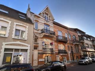 In het centrum van Knokke verkopen wij dit groot woonhuis die op vandaag ingedeeld is in 4 eenheden die allen verhuurd zijn. Ideaal als zorgwoning of voor een grote familie. <br /> <br />Het huis heeft een groot woonvolume en beschikt over een knus stadstuintje aan de zonnekant. Heerlijk familiaal vertoeven. Gezien de centrale locatie een ongelooflijke meerwaarde. <br /> <br />Op heden is de woning opgedeeld in 4 woonentiteiten maar kan vrij eenvoudig omgevormd worden tot een grote stadswoning met 5 à 6 slaapkamers, 4 badkamers en een stadstuintje. <br /> <br />Interessant huis in hartje Knokke gezien het potentieel.<br />De 4 woonentiteiten zijn op vandaag allen verhuurd op jaarbasis. <br /> <br />EPC gelijkvloers: label C (UC: 20201006-0002324035-RES-1) <br />EPC eerste verdiep: label D (UC: 20201006-0002324116-RES-1) <br />EPC tweede verdiep: label C (UC: 20201006-0002324124-RES-1) <br />EPC derde verdiep: label C (UC: 20201006-0002324129-RES-1) <br /> <br />Meer informatie of een vrijblijvend bezoek? <br />Graag op afspraak met Willem Cauwels op Tel. 050.89.27.70.