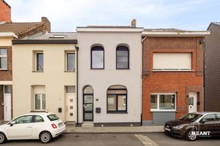 <p><strong>Instapklare Gezinswoning met 3 Slaapkamers, Zonnepanelen en Ruim Terras in Boom</strong></p><p> </p><p>Welkom in deze stijlvolle en instapklare gezinswoning, waar hedendaags wooncomfort en een verzorgde afwerking perfect hand in hand gaan.</p><p> </p><p>Bij het betreden van de woning komt u binnen in de inkomhal. Vooraan bevindt zich de lichtrijke living. Verder doorlopend bereikt u de recent vernieuwde keuken, die volledig uitgerust is en beschikt over een praktisch kookeiland. De combinatie van strakke witte kasten en donkere accenten zorgt voor een tijdloze en stijlvolle uitstraling.</p><p> </p><p></p><p> </p><p>Aansluitend aan de keuken bevindt zich de badkamer, voorzien van alle nodige comfort. Verder naar achteren treft u een aangename veranda of extra zithoek, een veelzijdige ruimte die perfect kan dienen als ontspanningsruimte, bureau of speelkamer. Achteraan bevindt zich bovendien een technische ruimte met extra bergruimte.</p><p> </p><p></p><p> </p><p>Vanuit de veranda heeft u toegang tot het ruime en onderhoudsvriendelijke terras. Hier geniet u in alle rust van het buitenleven. De aanwezige jacuzzi vormt daarbij een absolute meerwaarde en creëert een heerlijke plek om te ontspannen na een drukke dag.</p><p> </p><p>Op de eerste verdieping bevinden zich twee volwaardige slaapkamers. De bovenste verdieping werd ingericht als een ruime derde slaapkamer, ideaal als master bedroom, hobbyruimte of thuiswerkplek.</p><p> </p><p></p><p> </p><p>Een bijkomende troef is de mogelijkheid om een garage bij te huren. Ideaal voor het veilig parkeren van uw wagen of als extra opslagruimte.</p><p> </p><p>De woning is centraal gelegen in Boom, met winkels, scholen, horeca en openbaar vervoer op wandel- of fietsafstand. Dankzij de vlotte verbinding naar belangrijke invalswegen en omliggende gemeenten geniet u hier van een uitstekende bereikbaarheid. Een ideale combinatie van comfortabel wonen, rust en een strategische ligging.</p><p> </p><p></p><p> </p><p>Ook op vlak van energieverbruik heeft deze woning heel wat te bieden. De aanwezige zonnepanelen en batterij van 10kw dragen bij aan lagere energiekosten en een duurzamer wooncomfort. Hoewel het EPC momenteel een label D vermeldt, is de woning in de praktijk beter geïsoleerd dan uit het attest blijkt. Verschillende uitgevoerde isolatiewerken konden immers niet worden opgenomen in het EPC-verslag wegens het ontbreken van de nodige facturen.</p><p> </p><p></p><p> </p><p><strong>TROEVEN</strong></p><p>+ Instapklare gezinswoning met moderne afwerking</p><p>+ Recent vernieuwde keuken met praktisch kookeiland</p><p>+ Drie volwaardige slaapkamers</p><p>+ Veranda of extra zithoek met diverse mogelijkheden</p><p>+ Ruim en onderhoudsvriendelijk terras met jacuzzi</p><p>+ Zonnepanelen aanwezig</p><p>+ Garage kan bijgehuurd worden</p><p>+ Centrale ligging nabij winkels, scholen en openbaar vervoer</p><p>+ Praktisch lager energieverbruik dan het EPC-label doet vermoeden door uitgevoerde isolatiewerken</p>