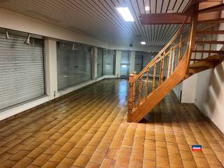 <p><span>HEMIKSEM | TWEE HANDELSHUIZEN GELEGEN OP DE VERBINDINGSAS ANTWERPEN - BOOM | TOTALE GRONDOPPERVLAKTE 207m² |</span></p><p><span>Kenmerken : </span></p><p><span>- Bouwjaar 1983 </span></p><p><span>- Degelijke betonconstructies</span></p><p><span>- Ruime garage achteraan (nr. 29)</span></p><p><span>- Huisnummer 27 momenteel verhuurd aan 830 EUR per maand</span></p><p><span>- Hoekligging !</span></p><p><span>- Algemene staat : Te renoveren</span></p><p><span> </span></p>