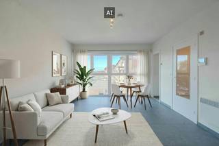 Prachtig gerenoveerde studio te koop in het centrum van Middelkerke vlakbij het park. De studio bevindt zich op de derde verdieping van de residentie "Algarve", Koninginnelaan 31b en is zeer centraal gelegen in de directe omgeving van winkels, het park, de Zeedijk, openbaar vervoer en het casino.<br /><br />Indeling: <br />- inkomhall <br />- leefruimte (19m²)<br />- ingerichte keuken voorzien van o.a. frigo met vriesvak, oven en dampkap<br />- badkamer met douche, lavabo meubel en spiegelkast en toilet<br /><br />Pluspunten: <br />- dakisolatie conform <br />- nieuwe lift<br />- gemeenschappelijke fietsenberging<br />- nieuwe pvc ramen<br />- Zuid-West georiënteerd<br />- op wandelafstand van zeedijk en winkels<br />- uitzicht op het park<br />- vlakbij openbare parking<br />- conform elektriciteitsattest<br /><br />Bent u op zoek naar een centraal gelegen gerenoveerde studio te koop te Middelkerke? Aarzel niet en leg vandaag nog uw bezoek vast! <br /><br />Bestuursmaatregelen in het maatregelenregister: nee<br /><br />Deze AI-visualisaties zijn bedoeld als inspiratie. Er werd geen rekening gehouden met technische specificaties, stedenbouwkundige voorschriften of de concrete mogelijkheden tot realisatie.