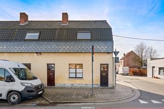 Deze charmante woning is gelegen aan de Brugse vaart Mariakerke in een fietsstraat.Je komt binnen via de inkomhal, die leidt naar de leefruimte met...