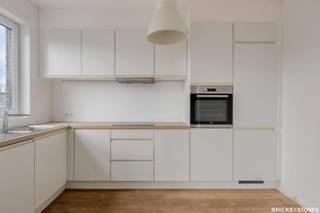 Op zoek naar een ruim appartement waar u niet hoeft in te boeten op leefruimte of aantal slaapkamers? Dan is dit appartement van ca. 106 m² in Wilrijk zeker een bezoek waard. Dankzij de lichtrijke leefruimte, drie volwaardige slaapkamers, het aangename terras en de lage maandelijkse kosten vormt dit een interessante woonkans voor gezinnen, koppels of wie gewoon graag wat extra ruimte heeft.<br /><br />De ruime inkomhal geeft toegang tot de verschillende leefruimtes. Vooraan bevindt zich de lichtrijke woon- en eetkamer op parketvloer, waar grote raampartijen zorgen voor een aangename natuurlijke lichtinval. Aansluitend vinden we de open keuken, volledig uitgerust met een keramische kookplaat, oven, koelkast, diepvriezer en vaatwasser.<br /><br />Het slaapgedeelte bevindt zich rustig achteraan en omvat drie slaapkamers van ca. 14 m², 10 m² en 8 m². De master bedroom geeftrechtstreeks toegang tot het achterliggende terras. De badkamer is uitgerust met een dubbele wastafel en een douche in bad. Daarnaast beschikt het appartement over een afzonderlijk gastentoilet.<br /><br />Verder geniet u van een gunstig EPC, lage maandelijkse kosten en de mogelijkheid om een gesloten garagebox aan te kopen voor € 26.000.<br /><br />Het appartement bevindt zich in een kleinschalig gebouw in een rustige en residentiële buurt van Wilrijk, op korte afstand van winkels, scholen en openbaar vervoer. Dankzij de vlotte verbinding met de A12, E19 en de Antwerpse Ring bereikt u het stadscentrum en de omliggende gemeenten in een mum van tijd. Ook de nabijheid van de parken Den Brandt, Middelheim en Nachtegalenpark vormt een belangrijke troef voor wie graag geniet van groen in de stad.<br /><br />Bent u op zoek naar een ruim en verzorgd appartement op een rustige locatie in Wilrijk? Contacteer Bricks 'N Stones voor meer informatie of een bezoek ter plaatse.