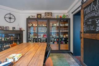 Welkom in Koornstraat 105 te Roeselare! Deze <strong>instapklare woning</strong> van ca. <strong>200 m²</strong> combineert <strong>karaktervolle charme</strong> met <strong>moderne energiezuinigheid</strong> (EPC A). De <strong>elektrische installatie</strong> is <strong>conform</strong> en voorzien <strong>domotica</strong> en beschikt over een <strong>thuisbatterij</strong>. Bovendien is de woning <strong>volledig asbestveilig</strong>.<br /><br />De inkomhal leidt naar de <strong>ruime leefruimte</strong>, momenteel ingericht met een <strong>bureau</strong> – ideaal voor thuiswerk. Verder zijn er een <strong>eetkamer</strong>, <strong>keuken</strong> met <strong>bijkeuken</strong>, een <strong>grote berging</strong> en een <strong>apart toilet.</strong> De <strong>kelder</strong> werd recent behandeld tegen vocht. Buiten vind je een <strong>onderhoudsvriendelijke tuin</strong> van ca. <strong>70 m²</strong> met terras en kunstgras.<br /><br />Op de eerste verdieping bevinden zich <strong>drie slaapkamers</strong> aan de <strong>voorzijde</strong>, waaronder een <strong>masterbedroom</strong>. Aan de achterzijde is er een <strong>polyvalente ruimte</strong> (fitness), een <strong>moderne badkamer</strong> met <strong>douche</strong>, <strong>dubbele lavabo</strong> en <strong>toilet</strong>, én een aparte <strong>dressing</strong>. Handig detail: de <strong>waskoker</strong> komt uit boven de wasmachine.<br /><br />Ben je op zoek naar een ruime, energiezuinige woning met karakter en comfort?<br /><strong>Maak vandaag nog je afspraak – deze woning voelt als thuiskomen!</strong><br />Contact Yorben 0468 188 061 of yorben@dekeyser.immo