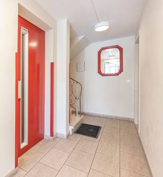 Dit lichtrijke appartement met 2 slaapkamers en terras is gelegen op de 5de verdieping van een verzorgd gebouw met lift in Dilbeek en...