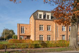 Dit ruime appartement is ideaal gelegen op slechts drie minuten rijden van het centrum van Wuustwezel en op amper vijf minuten van het treinstation...