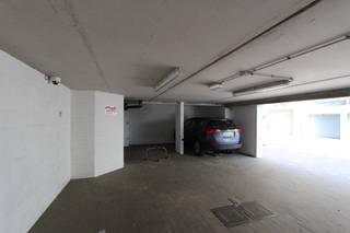 Overdekte parkeerplaats op het gelijkvloers van de residentie Luca in het centrum van Nieuwpoort Bad.<br />Afmetingen: D 5m x B 2m43. Vrije hoogte 2m. Voorzien van parkeerbeugel.