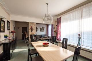 3 slpk appartement met terras<br /><br />Gelegen in de Brugstraat 3, bevindt dit appartement zich op wandelafstand van Park Spoor Noord, het Eilandje en de Leien. Hierdoor geniet je van een vlotte verbinding naar het stadscentrum én een uitstekende bereikbaarheid met het openbaar vervoer. Grootwarenhuizen en buurtwinkels bevinden zich letterlijk in de straat en om de hoek. Deze ligging geeft dan ook in een top Mobiscore van 9,4/10! Het appartement bevindt zich op de derde verdieping van een verzorgd gebouw met acht appartementen en is vlot bereikbaar met de lift. Via de inkomhal met apart toilet kom je binnen in de lichtrijke leefruimte, die vlot kan worden opgedeeld in een gezellige zithoek en eetgedeelte (voorzijde met enkele beglazing, achterzijde met dubbele beglazing). Vanuit de leefruimte heb je toegang tot het zuid-oost gerichte terras. Verder beschikt het appartement over drie slaapkamers, een badkamer (met ligbad, stadouche, badkamermeubel en aansluiting voor wasmachine) en een keuken. Er is geen renovatieverplichting en er zijn aparte meters voor gas en elektriciteit. Maandelijkse lasten: 353 euro (incl. voorschot water, blokpolis, onderhoud lift, elektriciteit gemeenschappelijke delen, professionele syndicus en bijdrage reservefonds). Kortom, een ruim en licht appartement op een goede locatie!<br /><br />Verplichte vermeldingen<br />EPC: 231 kWh/m²<br />P-score: D<br />G-score: D<br />Stedenbouwkundige inlichtingen: Vg, Wg, Vkr, Gmo, Gvv